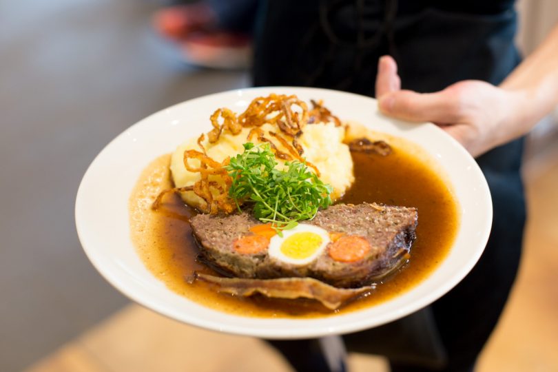 Ein Blick aufs Mittagsmenü: Hackbraten vom Tiroler Almochsen mit Kartoffelpüree und Bratensauce um 8.50€ (Vorspeise: Suppe oder Salat)