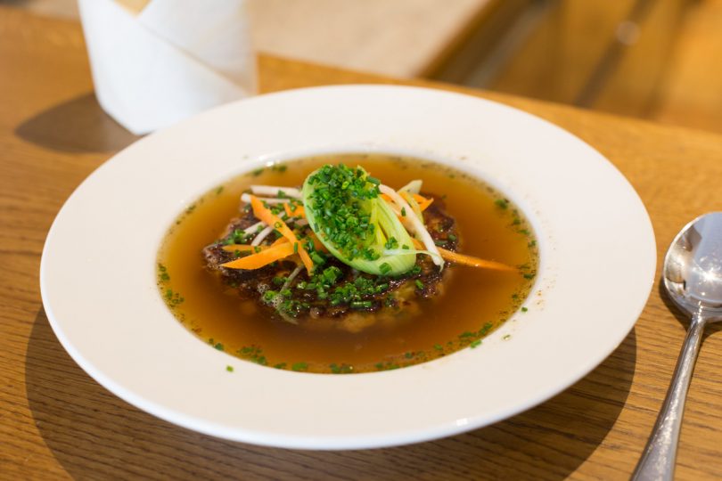 Köstlich: Kaspressknödel in guter Rindssuppe.