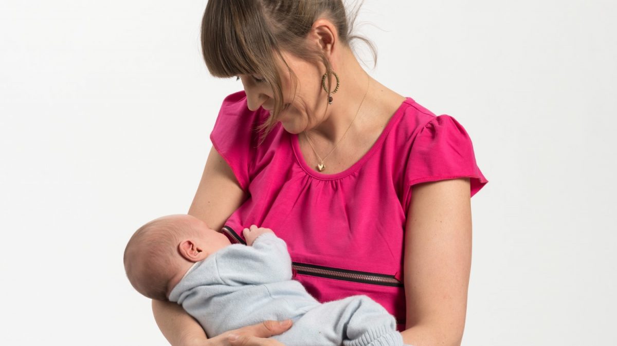 Frau stillt ihr Baby in einem zippidoo Kleidchen