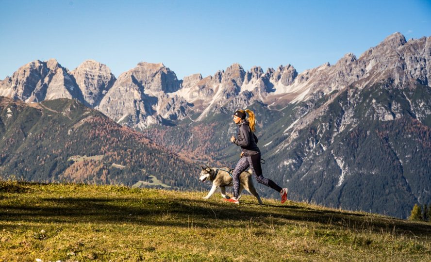 Berläuferin mit Hundebegleitung