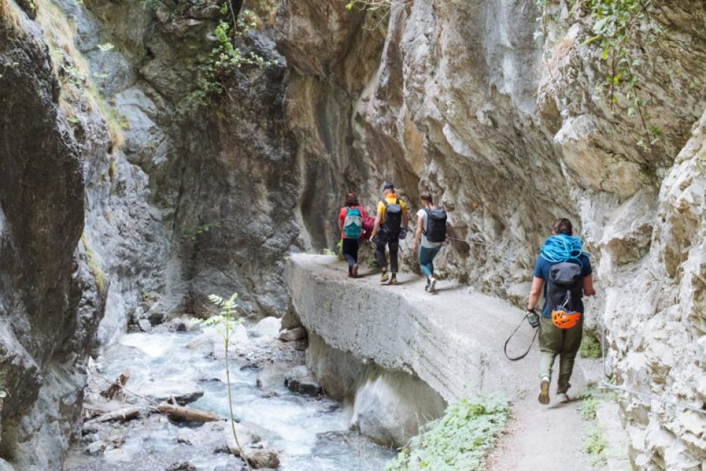 Der Weg führt neben dem Bach durch die Schlucht.