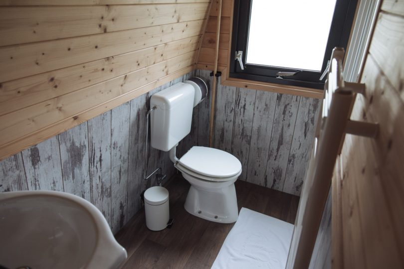 Das Badezimmer, rechts befindet sich noch eine Dusche.