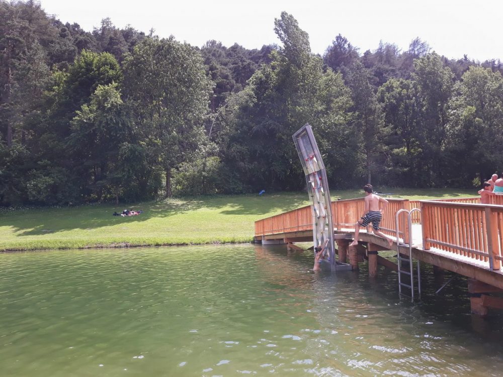 Abenteuerbrücke mit Kletterwand und Sprungbrett