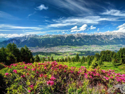 ... und natürlich weit hinaus und hinauf in die herrliche Tiroler Natur reicht der Bogen, den Werner spannt. Foto: Danijel Jovanovic