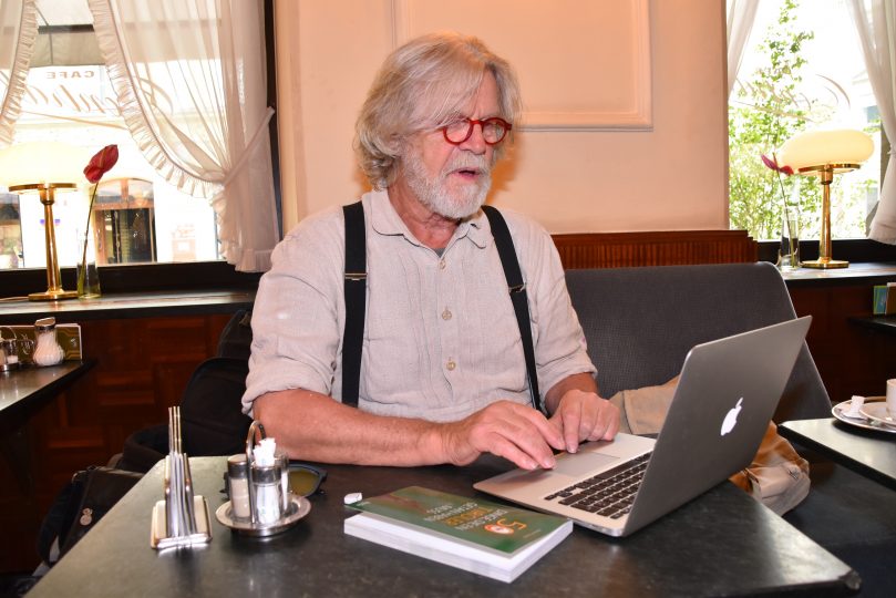 Werner ist mit einem naturfarbenen Leinenhemd und einer dunklen Lodenhose bekleidet. Dazu ein weißer Vollbart und eine Brille mit dickem, hellroten Gestell. Ich wusste bereits, dass der Mann eine rundum alternative Erscheinung ist. Foto: Tamara Kainz