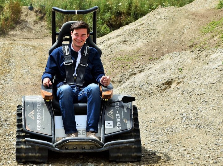 Praktikant Simon lässt am Ziesel ebenfalls Vorsicht walten. Sein Fazit: „Voll lässig!“
