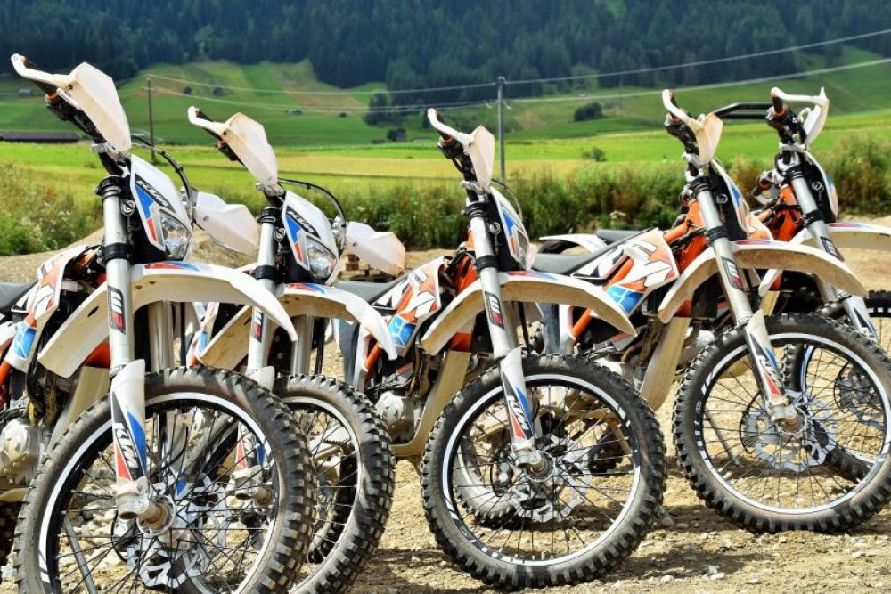 Im Einklang mit der Natur Staub aufwirbeln lautet die Devise in Axams. Möglich machen das elektrobetriebene Motorräder.