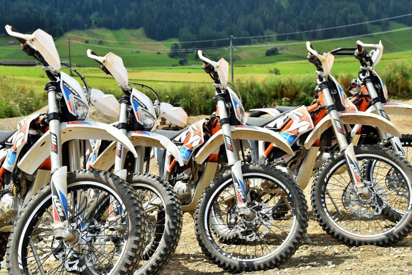 Im Einklang mit der Natur Staub aufwirbeln lautet die Devise in Axams. Möglich machen das elektrobetriebene Motorräder.