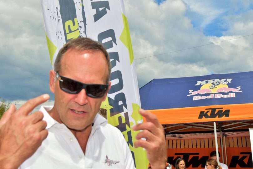 Motocross-Weltmeister Heinz Kinigadner ist seit Beendigung seiner Profikarriere bei KTM. Der österreichische Motorrad- und Sportwagenhersteller ist der weltweit größte Händler für E-Motorbikes und stattete die Offroad-Arena mit den nötigen Gerätschaften aus.
