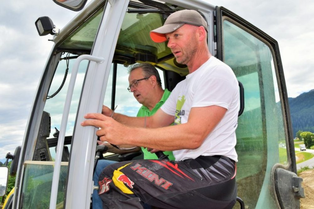 Nach ein paar kurzen Einweisungen versucht Manni den Bagger zu pilotieren ...