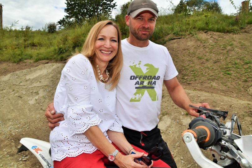 Sandra Schweighofer ist es nach 20 Jahren Ehe „schon gewöhnt“, dass ihr Gatte Robert „solche Dinge macht“. Sie wird im Betrieb ebenfalls mithelfen.
