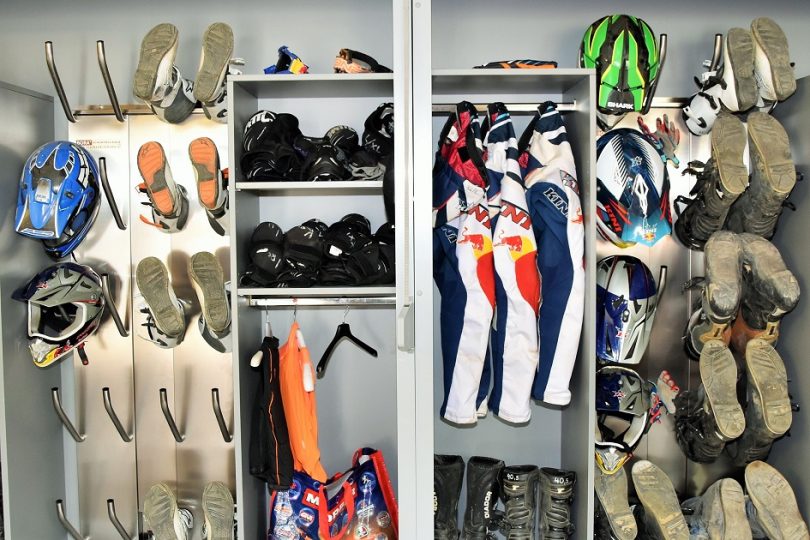 Ausrüstung vorhanden: Stiefel, Helm und Protektoren aller Größen sind in die hochmodernen Trockenschränke einsortiert.