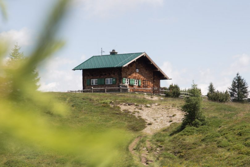 Diese malerische Hütte gehört der Gemeinde Lans.