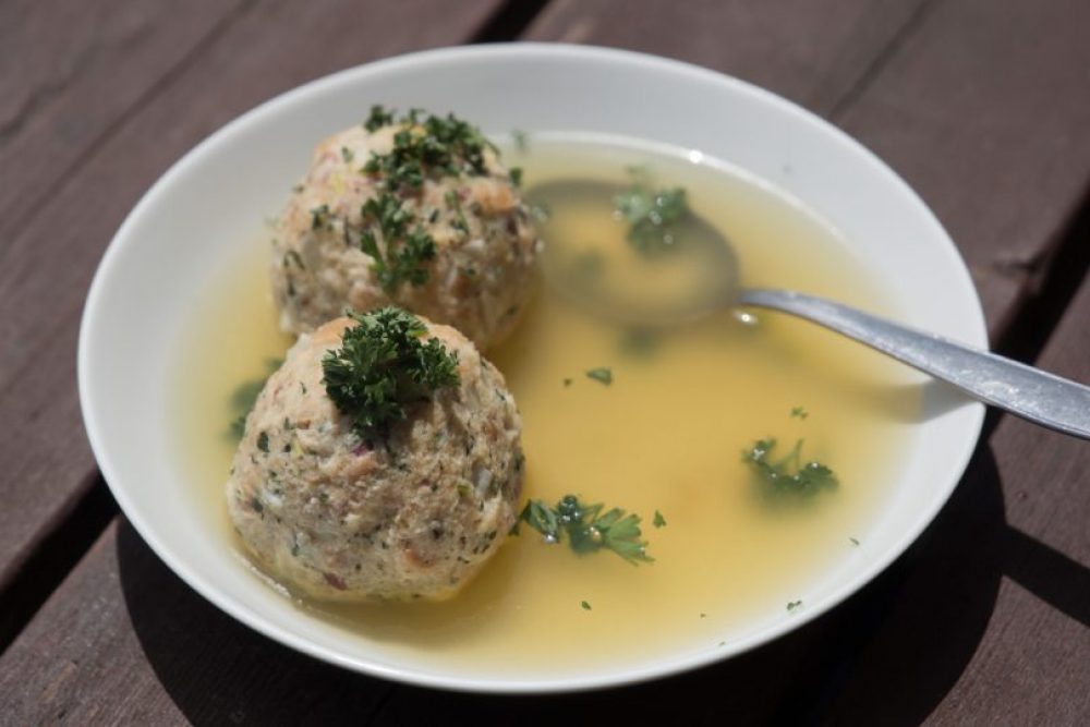 Zum Beispiel eine Speckknödelsuppe.