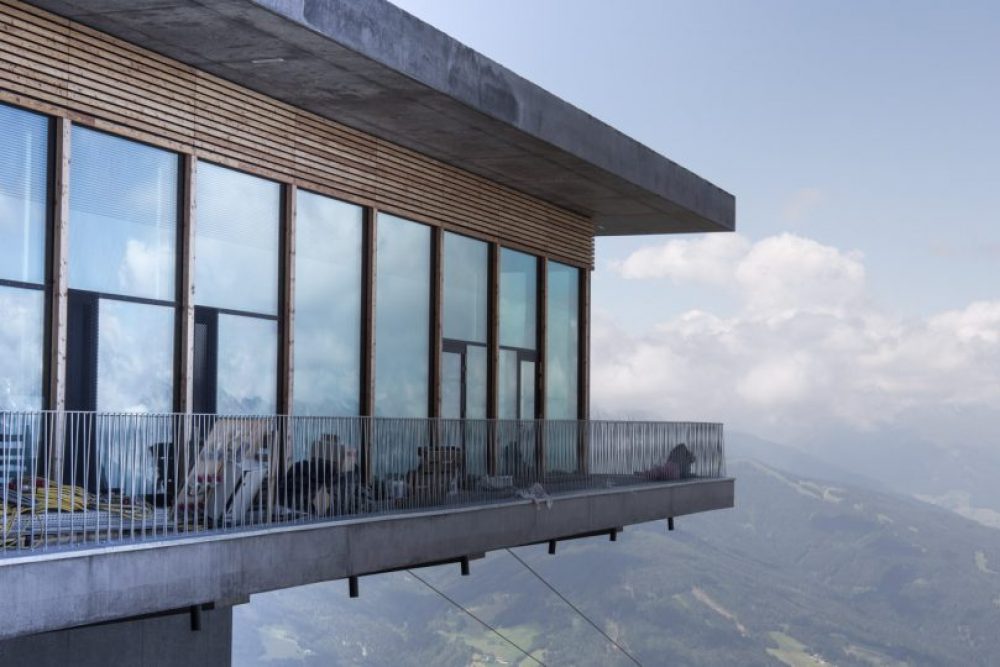 Die neue Bergstation aus Beton, Holz und Glas.