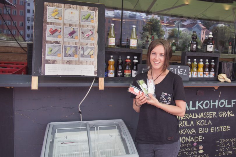 Laura produziert ihr Eis am Stiel direkt in der Markthalle.
