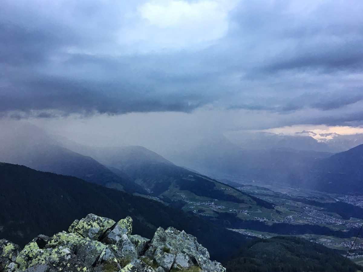 Eine Schlechtwetterfront macht alle Versuche zunichte, ein Bergfeuer zu entzünden.