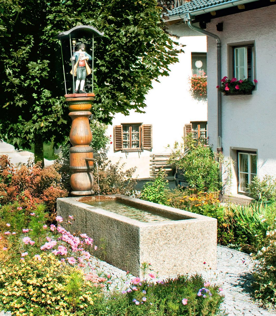 The "Dorfbrunnen" in Flaurling © TVB Innsbruck / Baumann