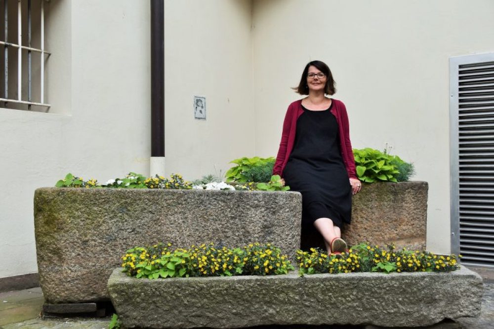 Susanne weiß von Interessantem in verborgenen Winkeln zu berichten. So manche Besonderheit ist auf den ersten Blick eben nicht ersichtlich. Fotos: Tamara Kainz