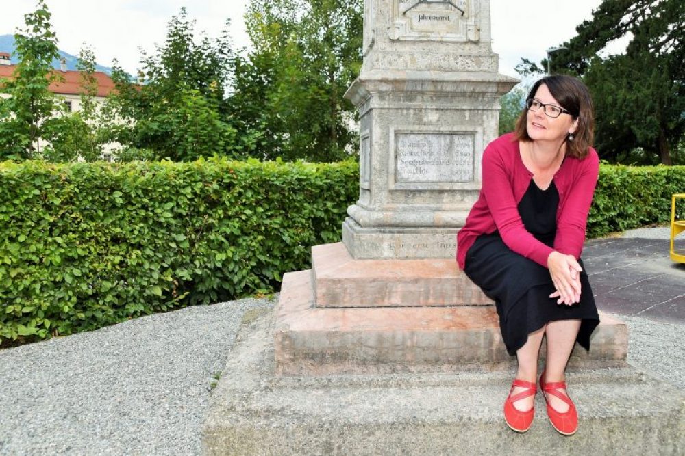 Wichtig war der Autorin Dinge zu beschreiben, die nicht jeder kennt, wie im Bild die Geographensäule, die im Waltherpark ein etwas trauriges Dasein fristet. Foto: Tamara Kainz