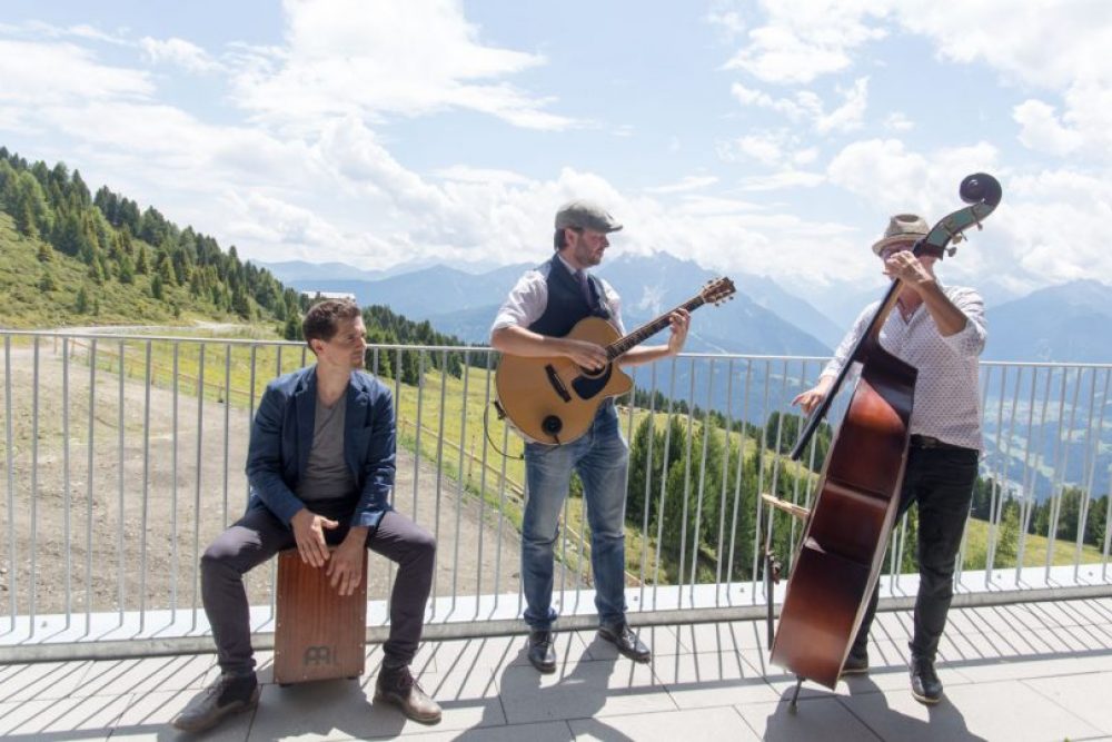 Mit Ausblick ins Stubaital und auf die Serles.