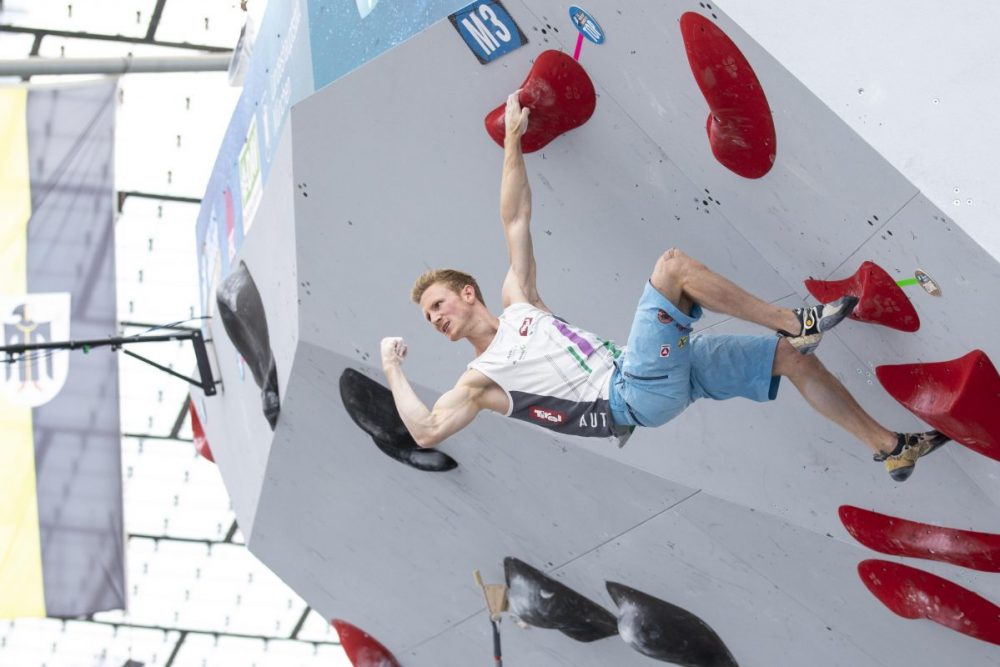 Das Gefühl, am Top angekommen zu sein. Jakob Schubert bei den Boulder Semifinals beim IFSC Climbing Worldcup Munich/GER 2018 © Heiko Wilhelm
