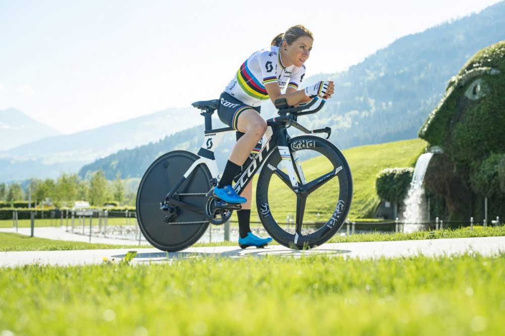 Annemiek van Leuten in ihrem Element, dem Rennradfahren. © Swarovski Kristallwelten