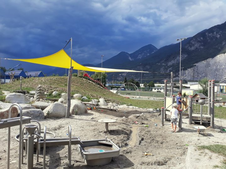 Kinderspielplatz Sportplatz