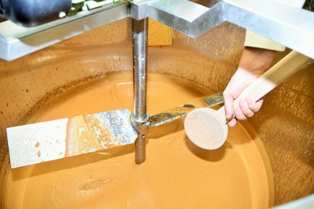 Tageshöchstproduktion: 500 kg. Abgefüllt wird der Senf standardmäßig in 125-ml-Gläser. Für Skihütten oder ähnliches werden aber auch praktische Portionsbecher angeboten. Da kommen schon mal 15.000 Mini-Senftiegel mit Logo des Auftraggebers daher. Foto: Tamara Kainz