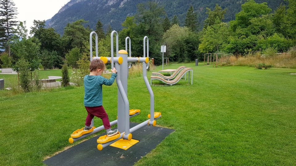 Junge spielt mit Fitnessgerät am Kranebitter Spielplatz