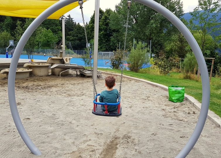 Kind schaukelt