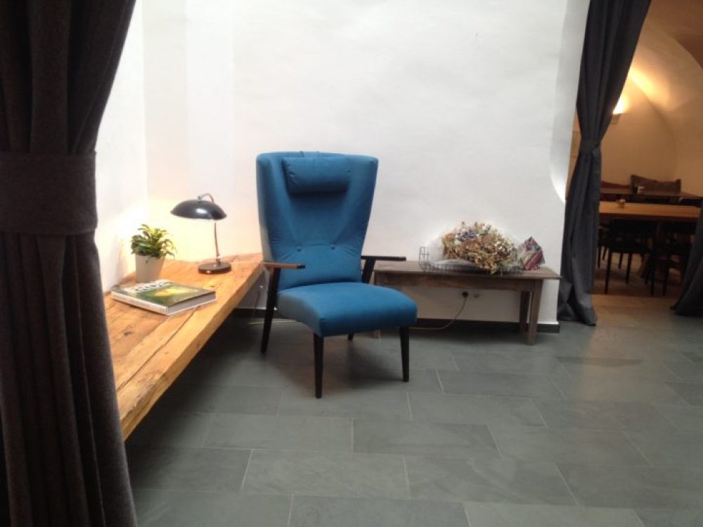 Comode poltrone per rilassarsi al piano terra dell'albergo Faktorei, Foto © Laura Manfredi