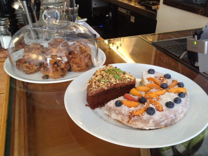 Dolci tentazioni all Mahü Bar, al piano terra della Faktorei, Foto © Laura Manfredi