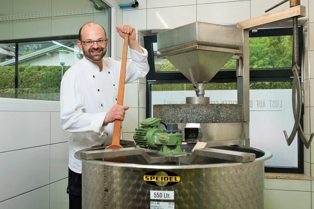 Der Mahlvorgang dauert mehrere Stunden. Dann geht’s ans veredeln. Jeder Senf hat seine eigene Rezeptur. Im Bild ist Thomas beim Rühren neuer Kreationen zu sehen. Foto: Photoart Pardeller