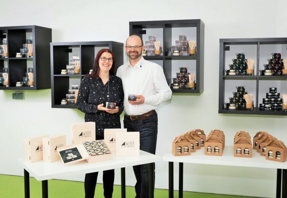 Viel Passion, handwerkliches Geschick und natürliche, regionale Zutaten stecken im Senf von Damaris Wolfger und Thomas Weber. Foto: Photoart Pardeller