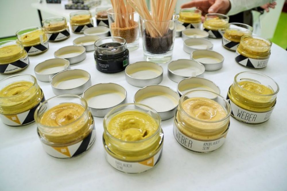 Weber Senf inspiriert den Gaumen und ist gesund! Die Ingredienzien – ob Senfkorn, Äpfel, Honig oder Kräuter – stammen aus dem süddeutschen und österreichischen Raum. Foto: Georg Larcher/Bezirksblätter