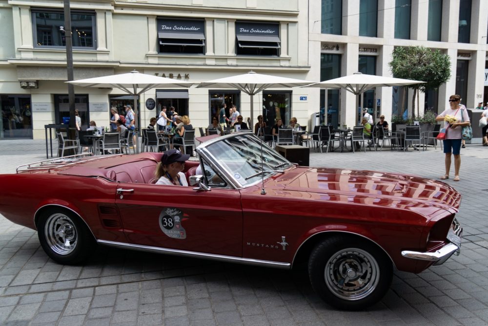 Ford Mustang vor dem Kaufhaus Tyrol