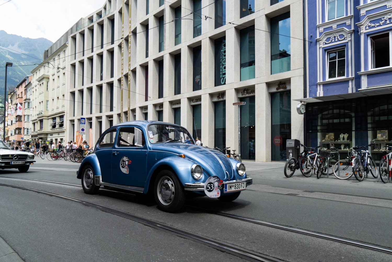 Ötztal Classic: VW-Käfer vor dem Kaufhaus Tyrol