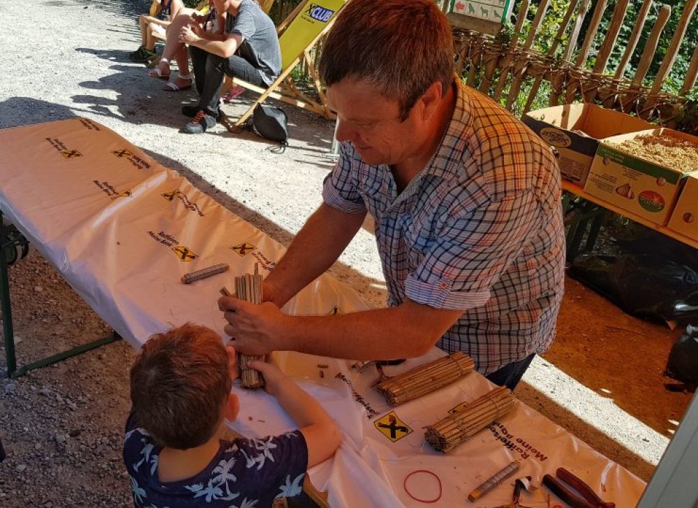 Kind bastelt Nistplatz für Wildbienen