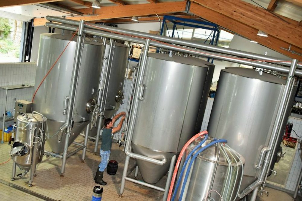 So ein Produktionstag dauert schon mal neun Stunden. Dann ist das Bier im Tank und kann wochenlang reifen.