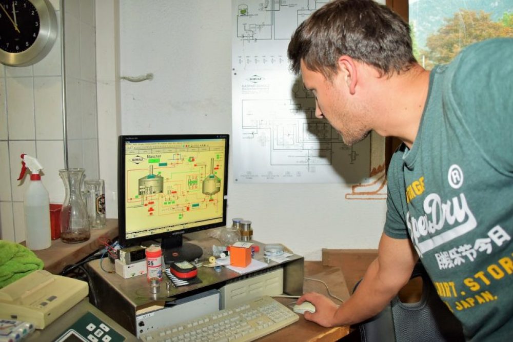 Moderner Technik sei Dank: Wofür früher zwei Braumeister nötig waren, das stemmt Martin heute locker alleine.
