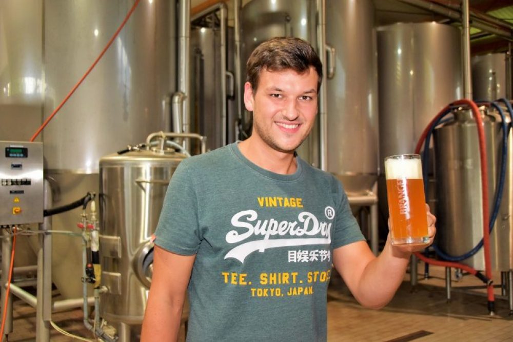 Schwer zu übersehen: Auch der Braumeister selbst ist ein leidenschaftlicher Biertrinker. „Es wäre auch schlecht, wenn es anders wäre“, schmunzelt er.