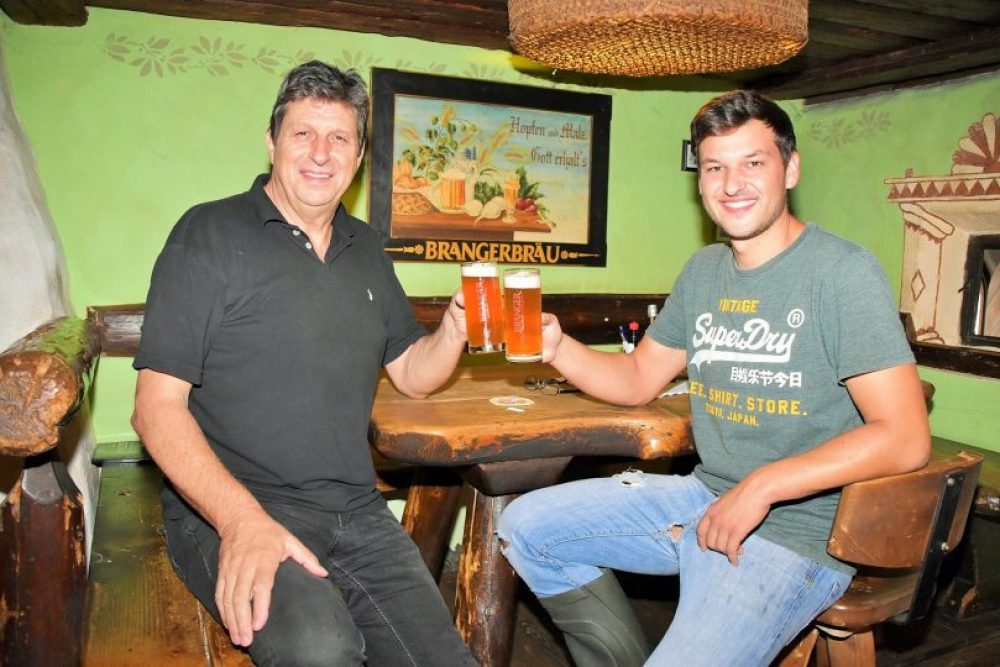 Heute ist Martin der Chef. Aufgebaut hat den (Brauerei-)Betrieb sein Papa Georg. Der ist inzwischen Bürgermeister der kleinen Gemeinde Unterperfuss und hat sich aus der Entscheidungsebene im familieneigenen Betrieb zurückgezogen.