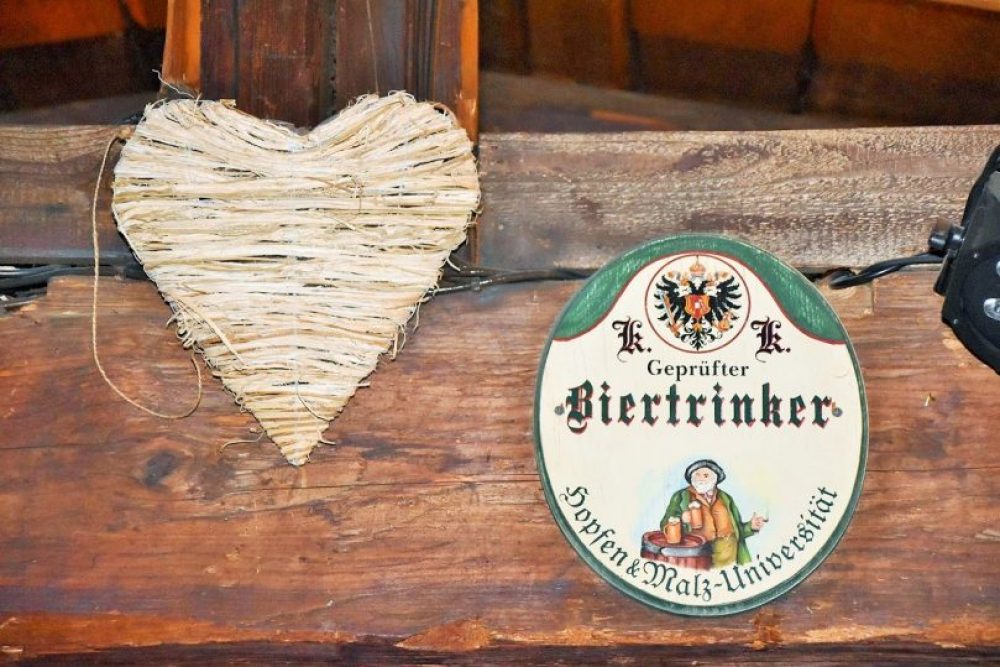 Flotte Sprüche da wie dort – wenn du ein echtes Tiroler Wirtshaus mit hausgemachtem Bier besuchen möchtest, ist die Branger Alm ein guter Tipp.