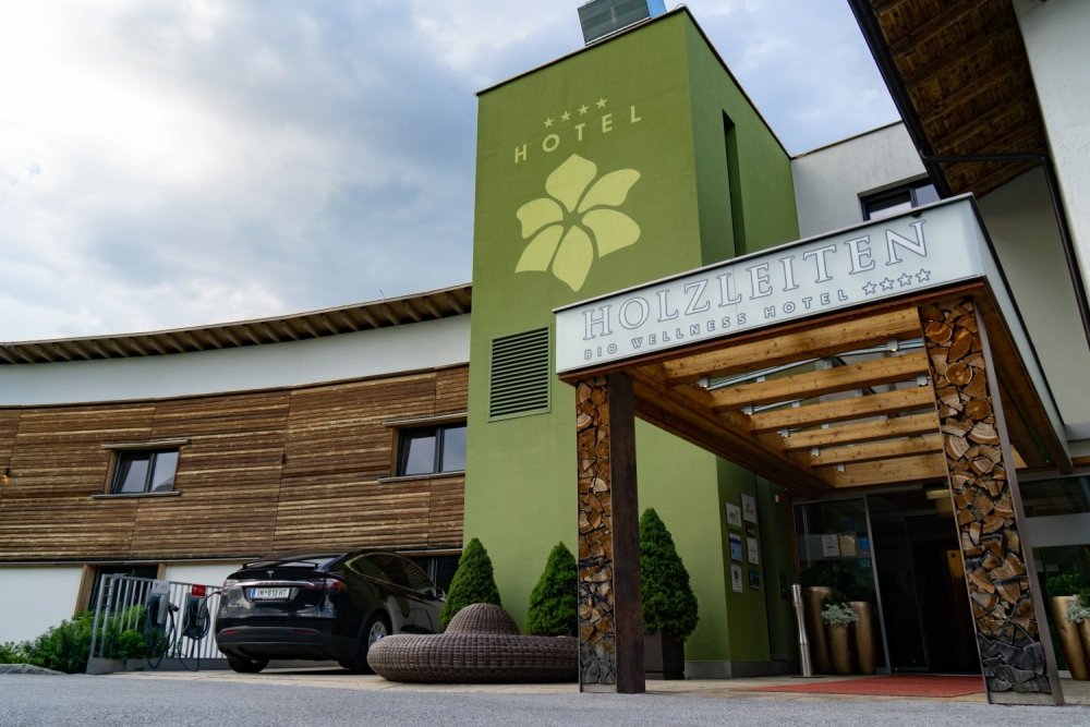 Eingang zum Bio Wellness Hotel Holzleiten