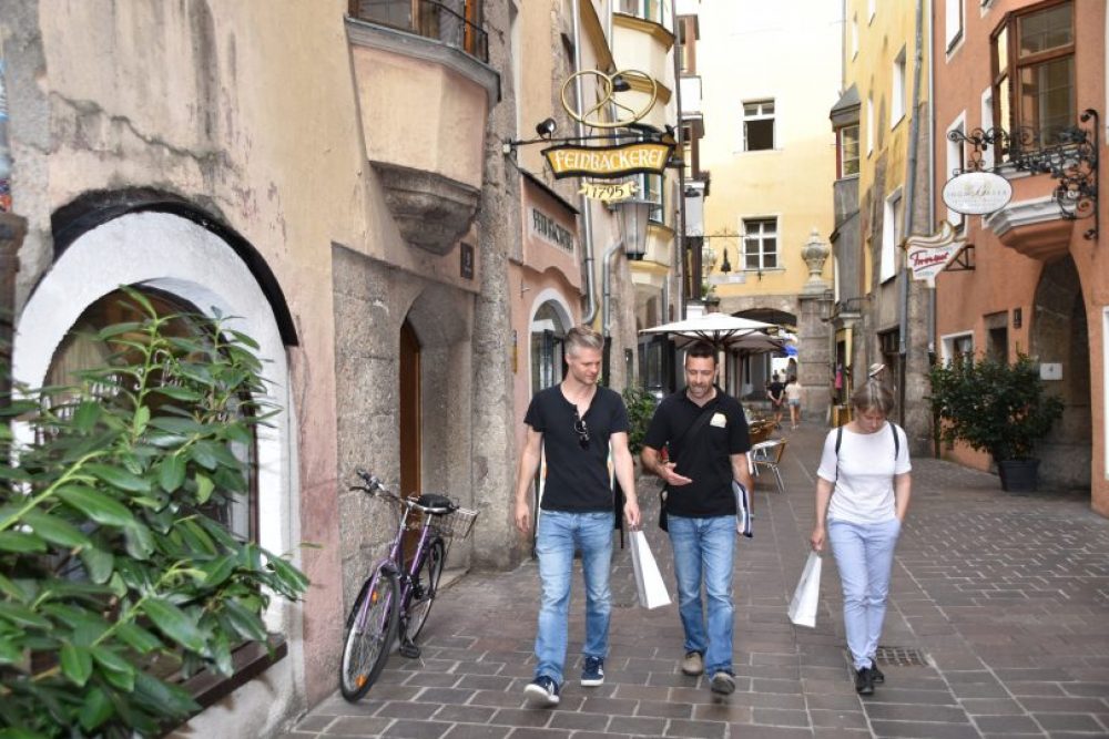 Das Projekt ist zu 100 Prozent klimaneutral: Die Tour ist auf keine Verkehrsmittel angewiesen und es wird darauf geachtet, dass kein Müll produziert wird.