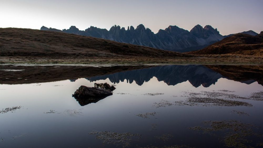 Noch herrscht die Dämmerung über die Kalkkögel und den Salfainssee. © Monica Nadegger
