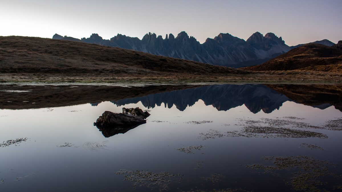 Noch herrscht die Dämmerung über die Kalkkögel und den Salfainssee. © Monica Nadegger