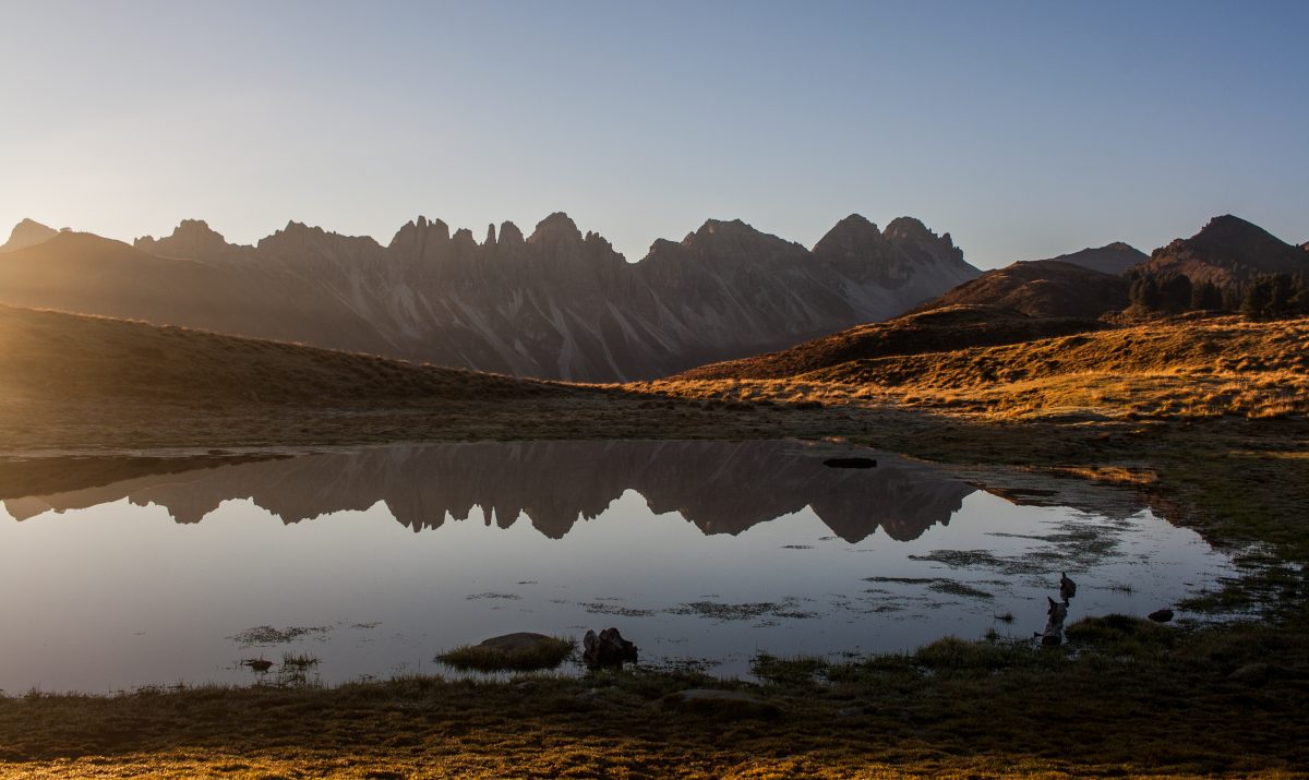 Die Kalkkögel zeigen sich am Salfainssee stets von ihrer schönsten Seite. © Monica Nadegger