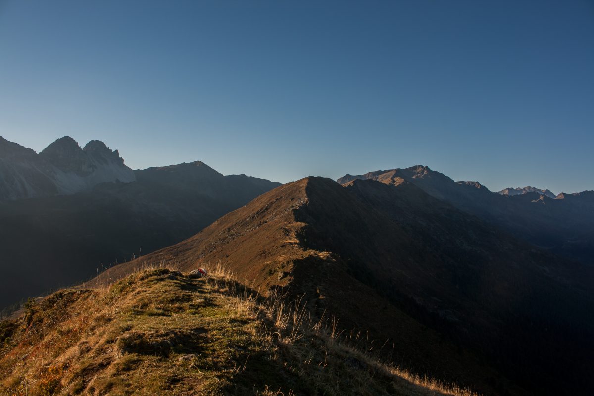 Den Kamm entlang Richtung Schaflegerkogel und weiter zur Kemater Alm. © Monica Nadegger